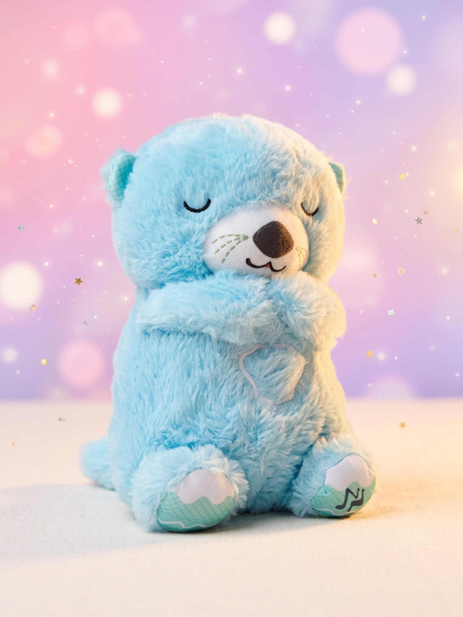 Peluche nutria bebé siendo sostenido - cliente feliz