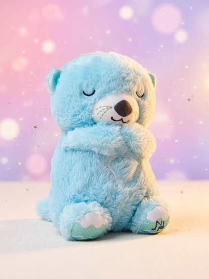 Peluche nutria bebé siendo sostenido - cliente feliz